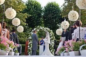 Cérémonie de mariage simple, boule de fleurs blanche geantes suspendues sur support en métal noir 